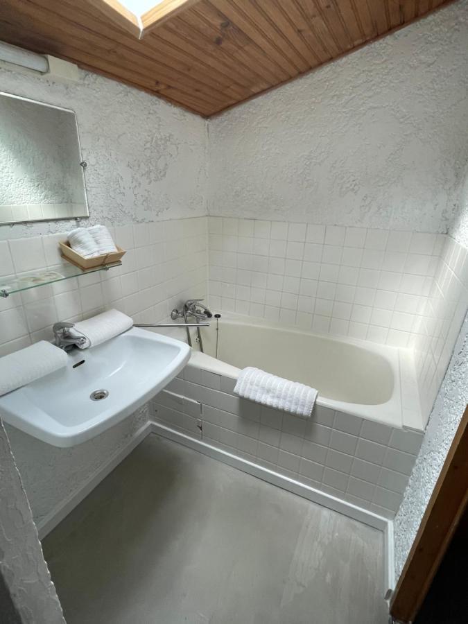 Hotel La Fontaine Saint-Martin-de-Brômes Buitenkant foto